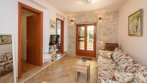Living area - Apartment Jadranka with Sea View in Rogotin (Rogotin)