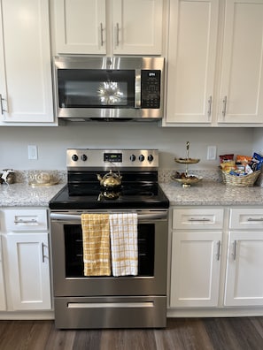 冷蔵庫、電子レンジ、オーブン、コンロ