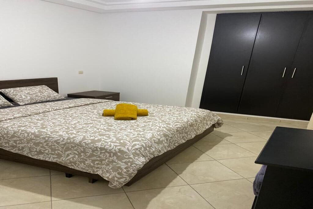 3 quartos, ferros/tábuas de passar roupa, berço de viagem