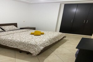 3 slaapkamers, een strijkplank/strijkijzer, reisbedje, gratis wifi