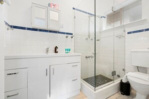 Een douche, een haardroger, handdoeken