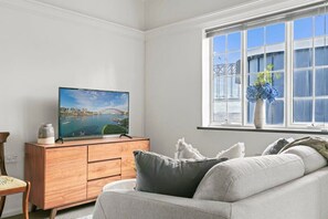 TV, offices - Lovely Apartment with Spectacular Views! (Kirribilli)