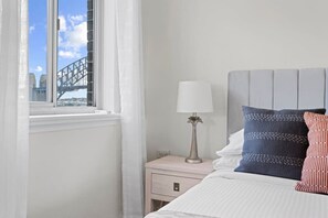 1 bedroom, desk, iron/ironing board, WiFi - Lovely Apartment with Spectacular Views! (Kirribilli)