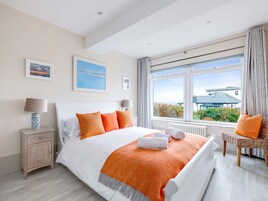 4 habitaciones, decoración personalizada y muebles diferentes 