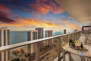 Outdoor dining - Coastal Sophistication | Complementary Parking (Hollywood)