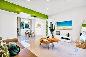 TV, offices - 2BR Apt- Bay View - Pool - Step To Beach (Hollywood)