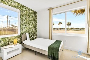 2 bedrooms, desk, iron/ironing board, travel cot - Free Parking - Bay View - Pool - Step To Beach (Hollywood)