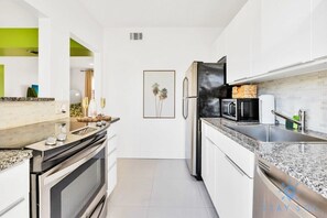 Fridge, microwave, oven, stovetop - Free Parking - Bay View - Pool - Step To Beach (Hollywood)