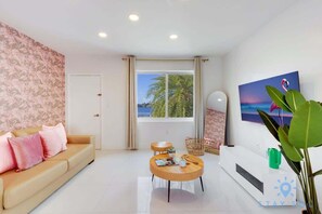 TV, offices - Free Parking! Loft with Views  | Step To Beach (Hollywood)