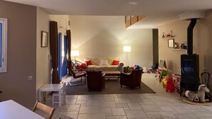A living room with a sofa, chairs, a coffee table, and a fireplace. - Family home 2 steps from Arradon center, Gulf and beaches (Arradon)
