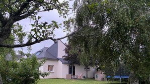 A house with a sloped roof, a small porch, and a well-maintained lawn. - Family home 2 steps from Arradon center, Gulf and beaches (Arradon)