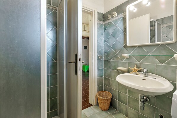 Shower, bidet, towels, soap - Il Vecchio Faro A30 150m From The Beach (Loiri Porto San Paolo)