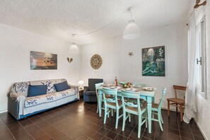 Family Apartment, 2 Bedrooms (Il Vecchio Faro A30 150m From The) | Dining