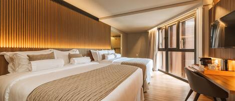 Une chambre d’hôtel avec un grand lit, un bureau et une télévision.