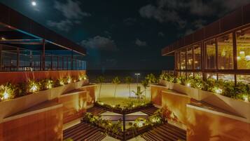 Na praia, areia branca