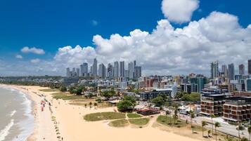 Na praia, areia branca