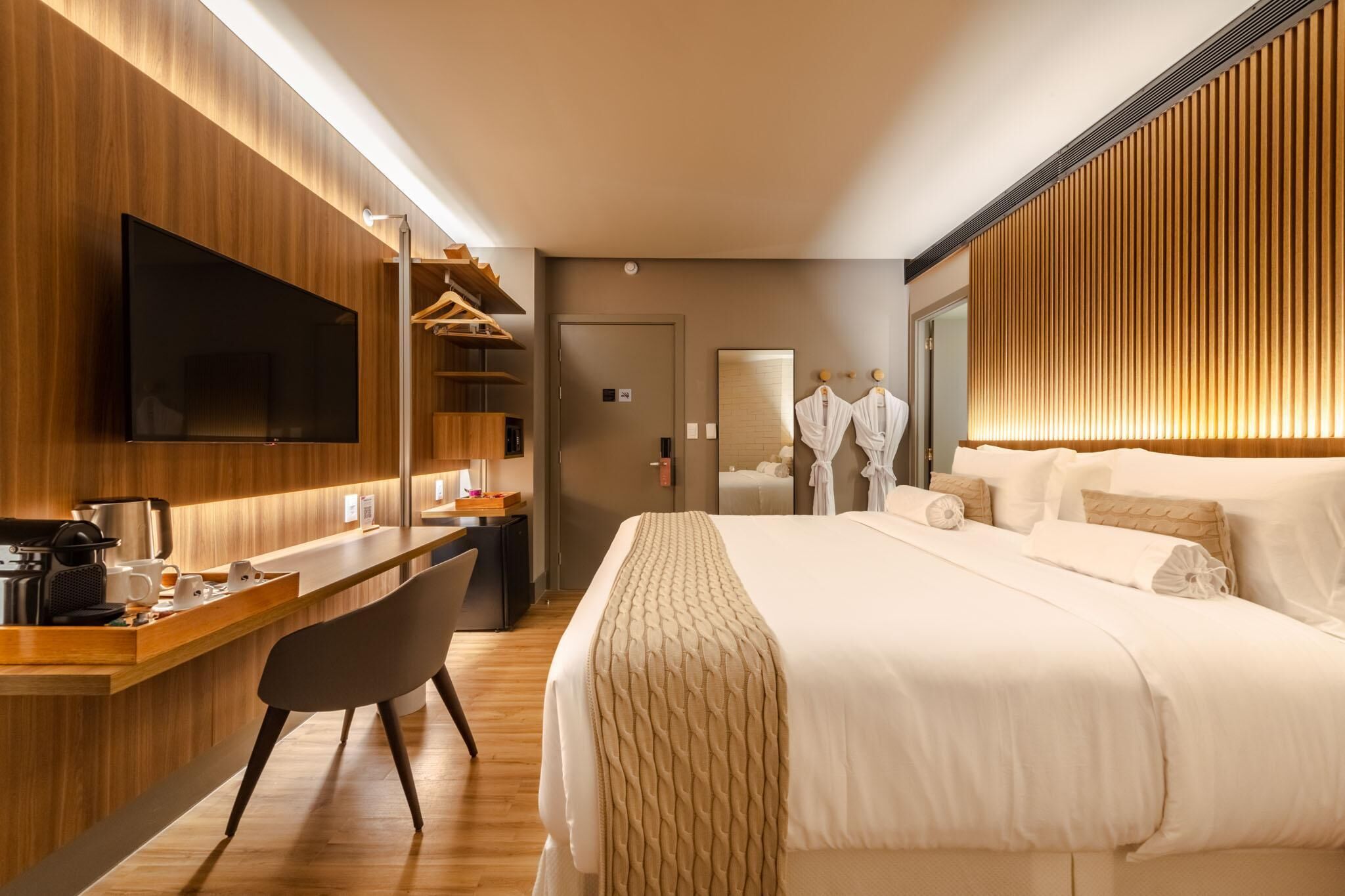 In-room safe, soundproofing, WiFi (free)