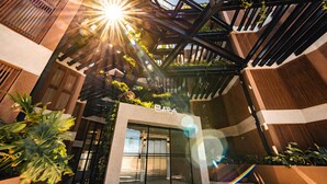 Un edificio moderno con entrada de vidrio que dice 