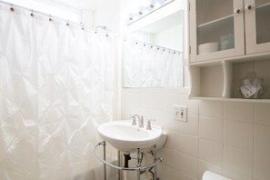 Duschwanne, Haartrockner, Handtücher, Seife