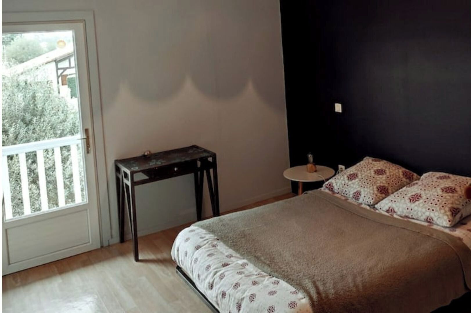 4 slaapkamers, een bureau, een strijkplank/strijkijzer, reisbedje