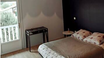 4 slaapkamers, een bureau, een strijkplank/strijkijzer, reisbedje