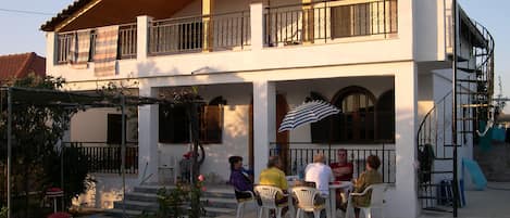 屋外ダイニングエリア