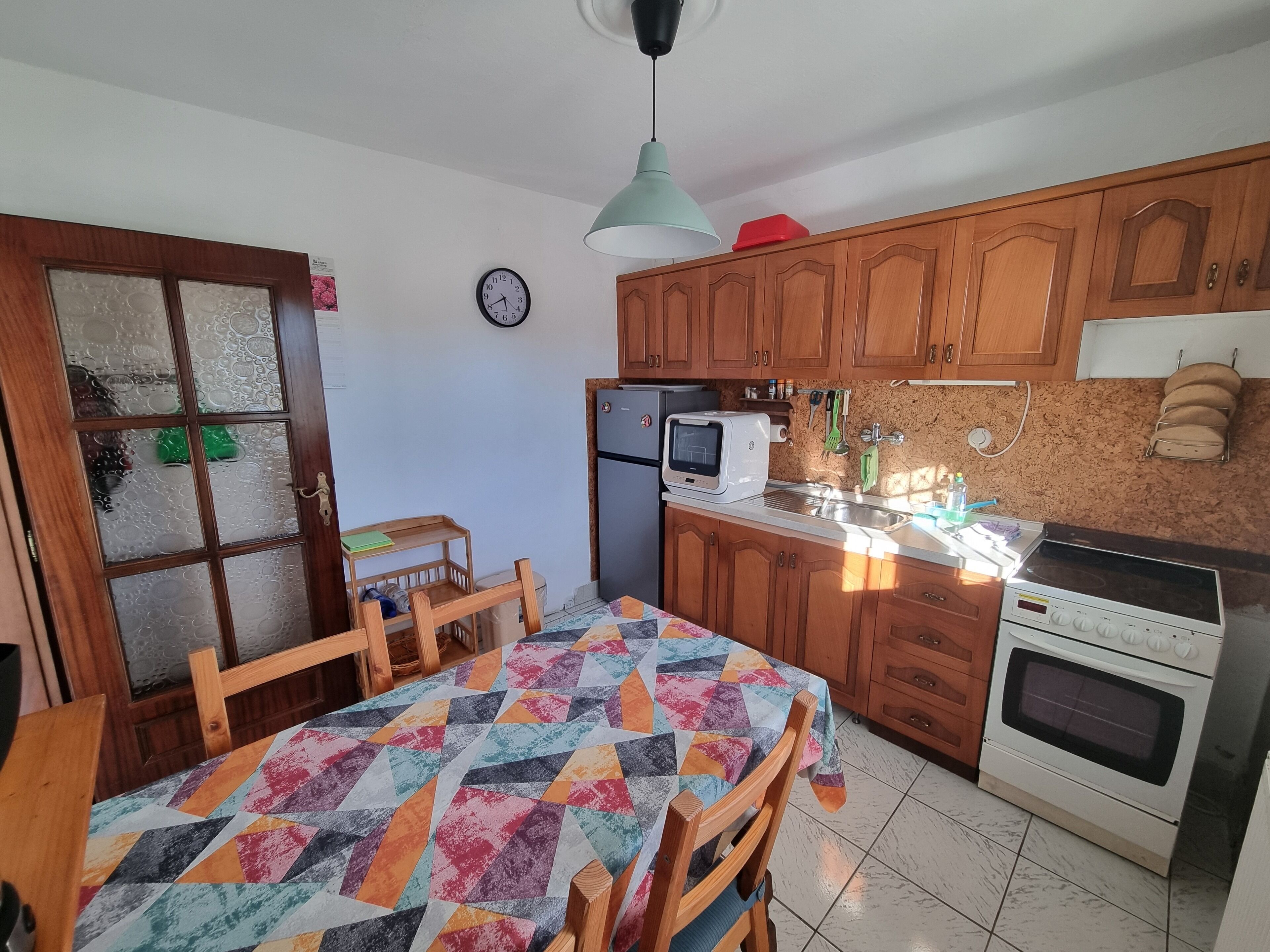 Refrigerador, parrilla de estufa, lavavajillas y cafetera y tetera 