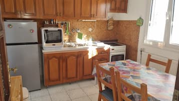 Refrigerador, parrilla de estufa, lavavajillas y cafetera y tetera