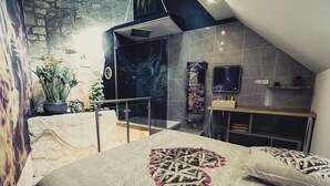A bedroom with a bed, a shower, and a small bathroom. - LOFT with private jacuzzi, CENTRE VILLE PONTOISE (Pontoise)