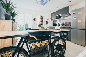 Jääkaappi, mikroaaltouuni, uuni, liesi