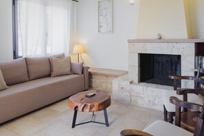 Villa Taigete | Khu phòng khách | TV màn hình phẳng 25-inch có truyền hình cáp, TV 