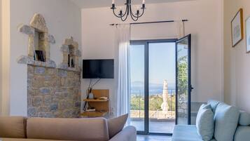 Villa Messini | Ruang tamu | 25 inci televisyen skrin rata dengan kabel, TV