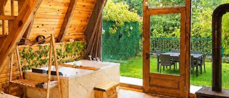 Luxury Bungalow, Hot Tub | Soundproofing, free WiFi
