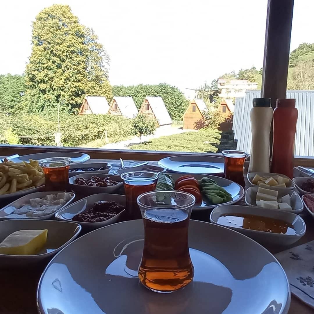 Café da manhã com pratos da culinária local grátis todos os dias