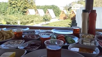 Café da manhã com pratos da culinária local grátis todos os dias
