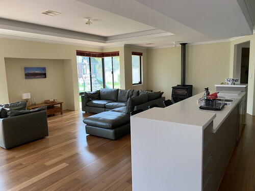 Quiet seclusion for peaceful rejuvenation/heated outdoor pool/suit families (9)