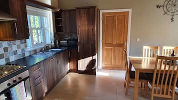 Cottage | Private kitchen | Dishwasher, electric kettle, toaster, cookware/dishes/utensils