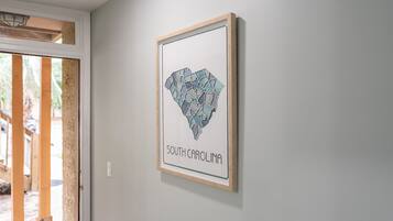 Eine gerahmte Karte von South Carolina an der Wand.