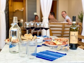 Outdoor dining - 5 min bike ride from the beach - Newly renovated house (Torre del Lago Puccini)