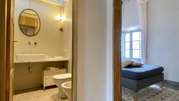 Shower, hair dryer, bidet, towels