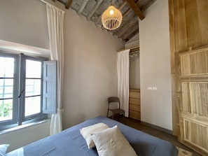 2 bedrooms, iron/ironing board, free WiFi, bed sheets