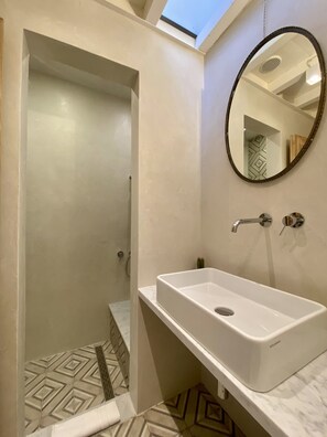 Shower, hair dryer, bidet, towels - 5 min bike ride from the beach - Newly renovated house (Torre del Lago Puccini)