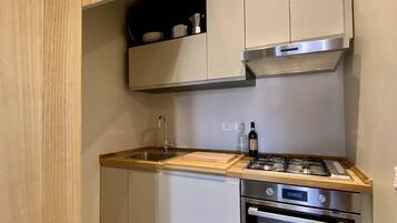 Kühlschrank, Ofen, Geschirrspüler, Wasserkocher