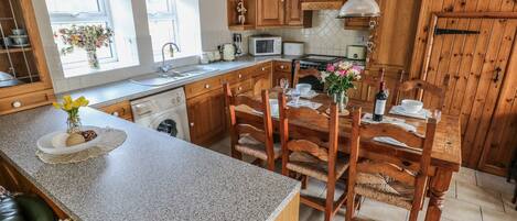Cottage | Private kitchen | Fridge, electric kettle, toaster, cookware/dishes/utensils