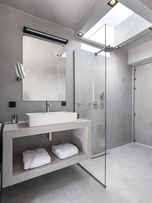 Shower, hair dryer, bathrobes, slippers