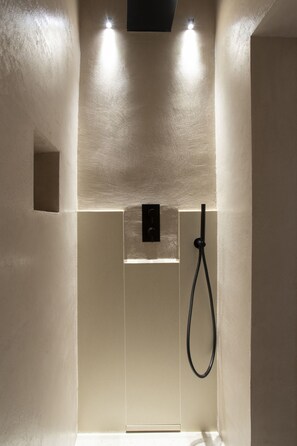 Standard Double Room | Bathroom | Shower, rainfall showerhead, designer toiletries, hair dryer - Pianelle Resort (Matera)
