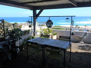 Outdoor dining - Charming F2, 110m2 with terrace 35m2 exceptional view of the marina (Saint-Paul)