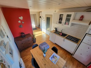 Kühlschrank, Mikrowelle, Herdplatte, Geschirrspüler