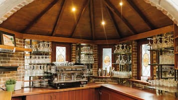 Villa Deluxe | Área de sala de estar | Televisión de pantalla plana, chimenea y juguetes
