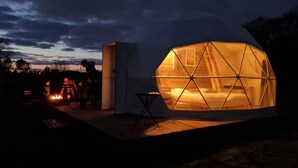 Tenda Deluks | Seprai premium, selimut bulu angsa, dan meja kerja
